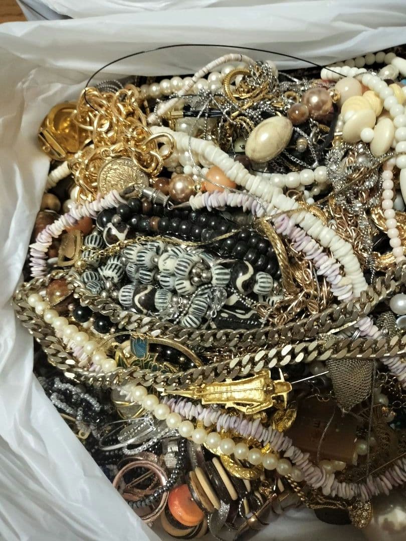 アクセサリー　まとめ売り　ジャンク　イミテーション　8.4kg