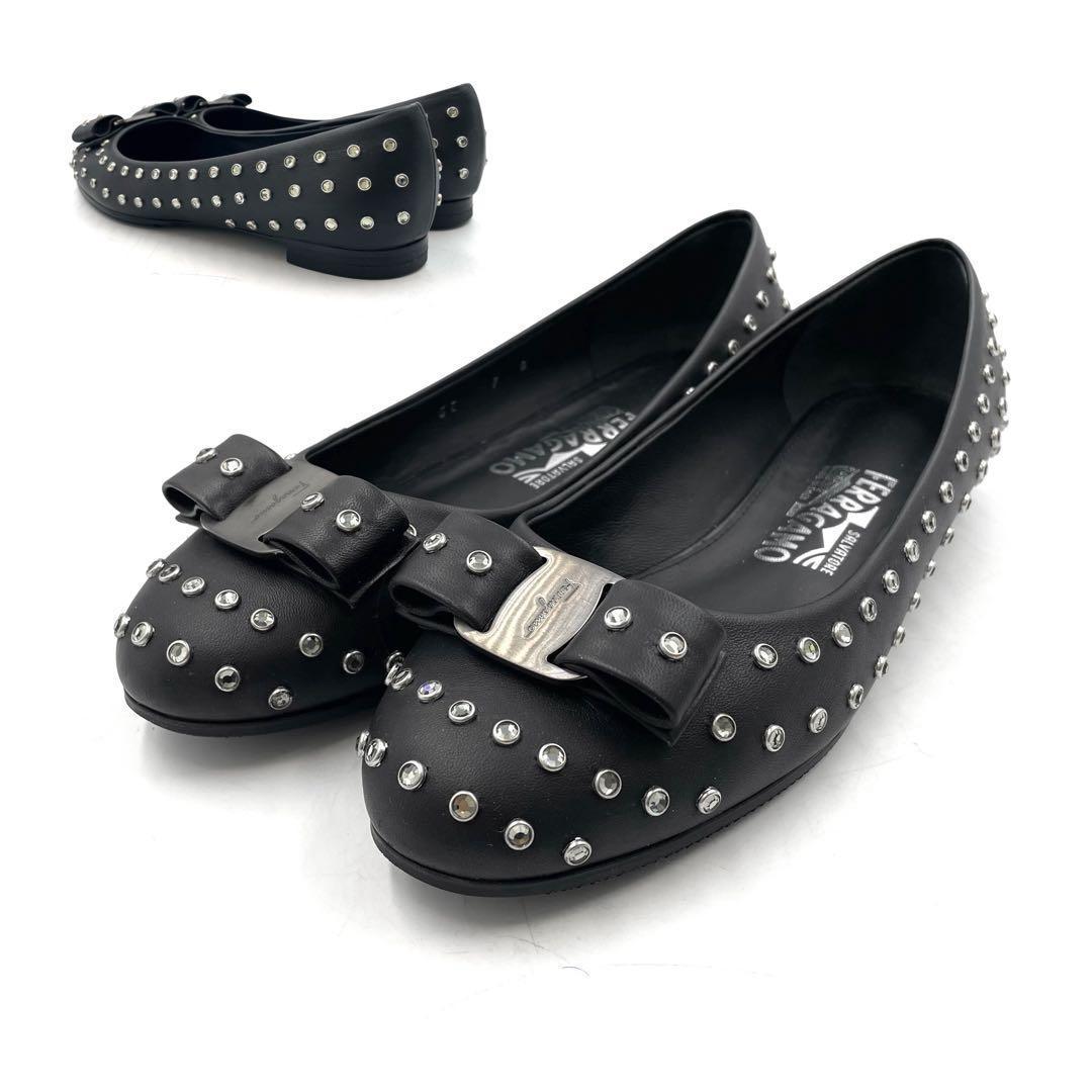 未使用級》 フェラガモ ヴァラ ビジュ スタッズ フラットパンプス 黒系