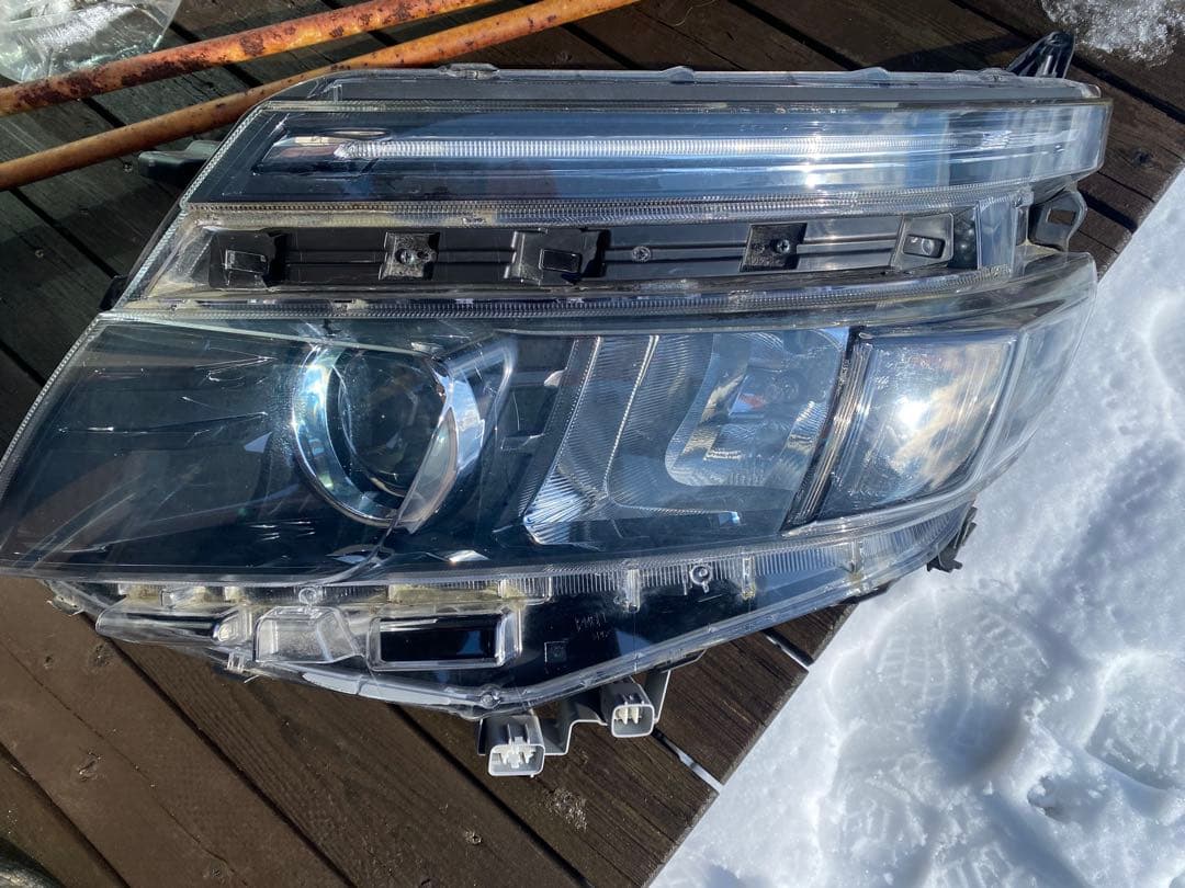 80系BOXY 左ヘッドライト　ジャンク トヨタ（TOYOTA） 【中古】 ヴォクシー 80 前期 左ヘッドライト LED
