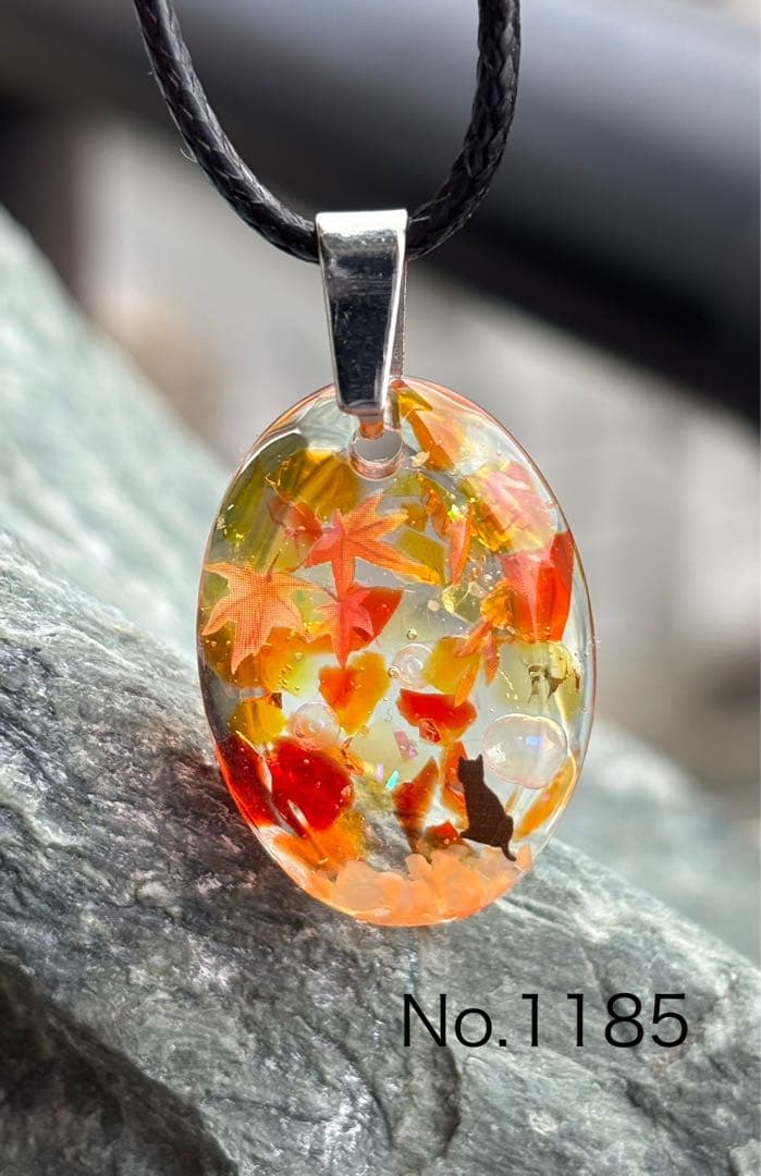 レジンネックレスNo.1185 もみじと黒猫 ねこ 紅葉 秋 琉球ガラス 赤 朱