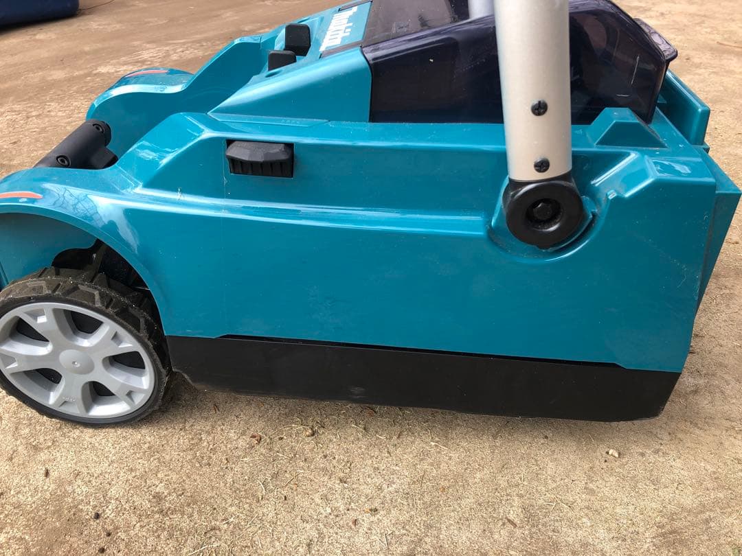 マキタ 充電式芝刈り機 MLM230D 純正バッテリー付きそれ以外付属品無し