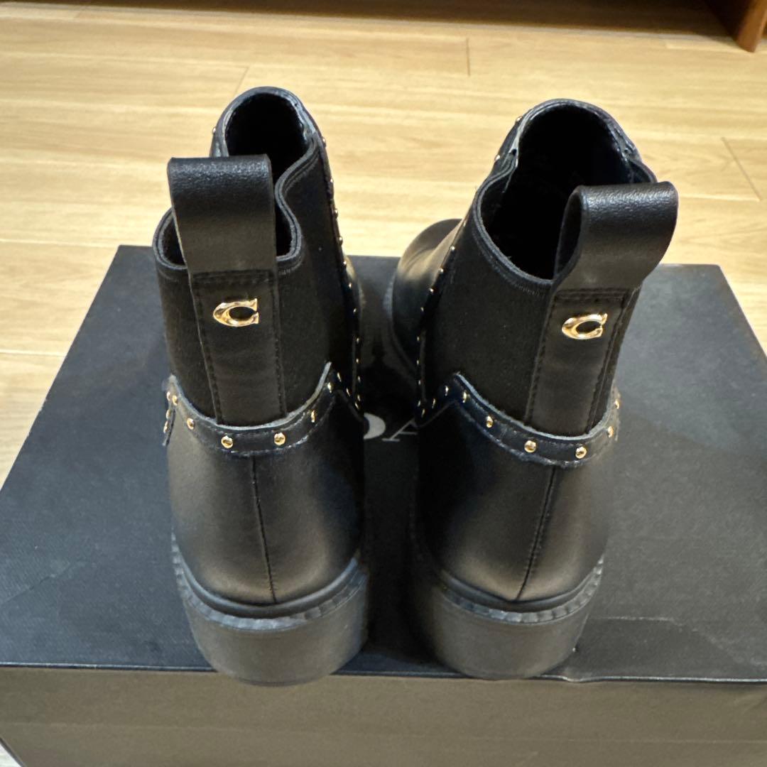 スタッズ付きブラックサイドゴアブーツ COACH