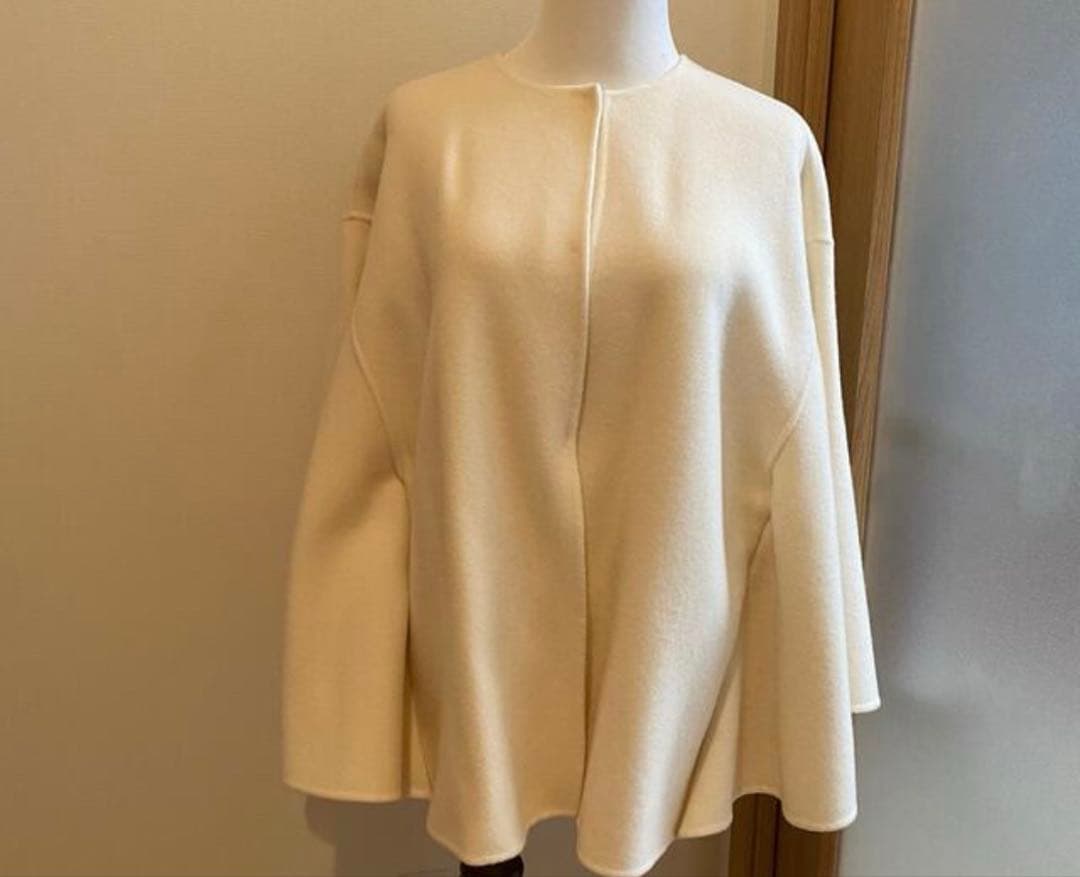 mid. エムプルミエ ブラック ノーカラーフレアケープコート アイボリー