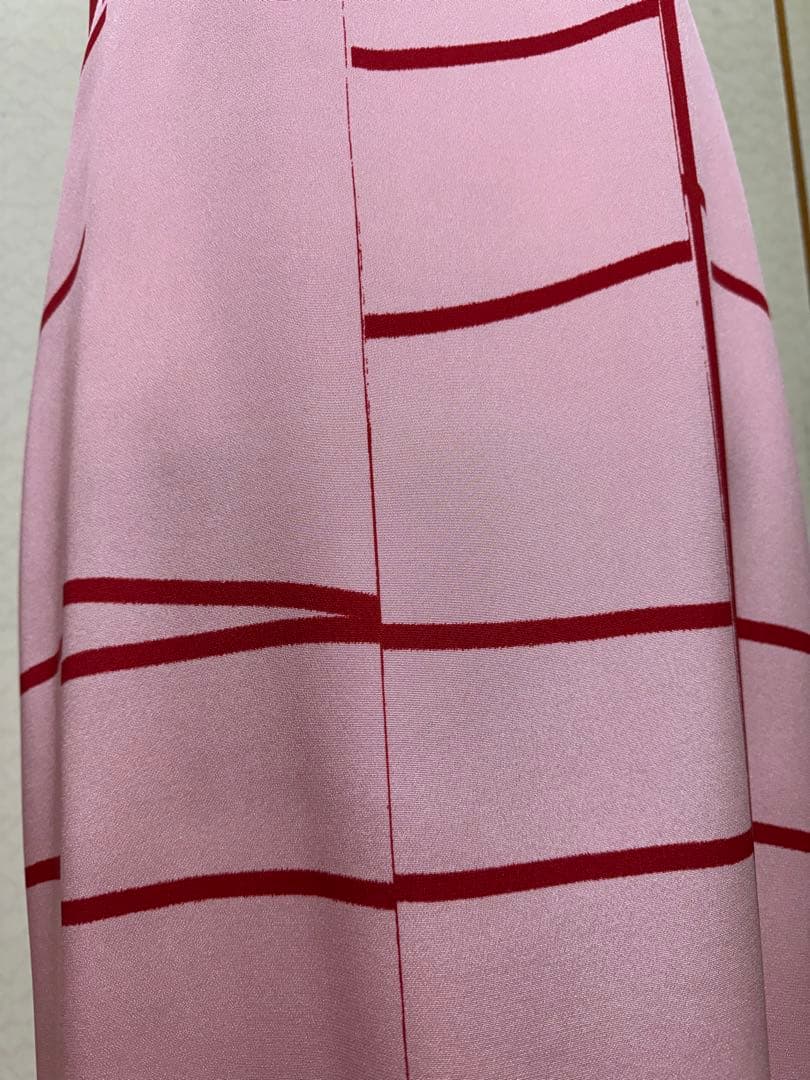 アクリス ノースリーブワンピース ピンク生地に赤とベージュのプリント