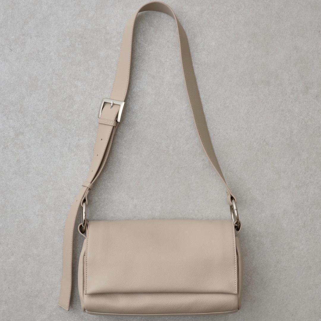 ♪連休off♪【新品タグ付】ビアズリー レザー ボディバッグ ベージュ