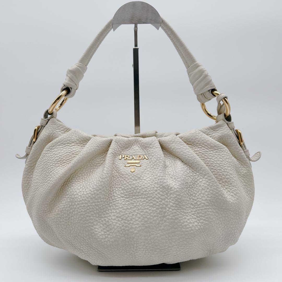 PRADA ワンハンドバッグ レザー ホワイト メタルロゴ ハーフムーン Prada レザーハンドバッグ | ホワイト | FARFETCH JP