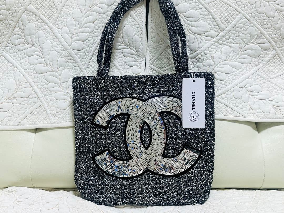 CHANELノベルティ☆スパンコールトートバッグ新品未使用シルバーダーク黒グレー CHANELノベルティ☆スパンコールトートバッグ新品未使用シルバーダーク