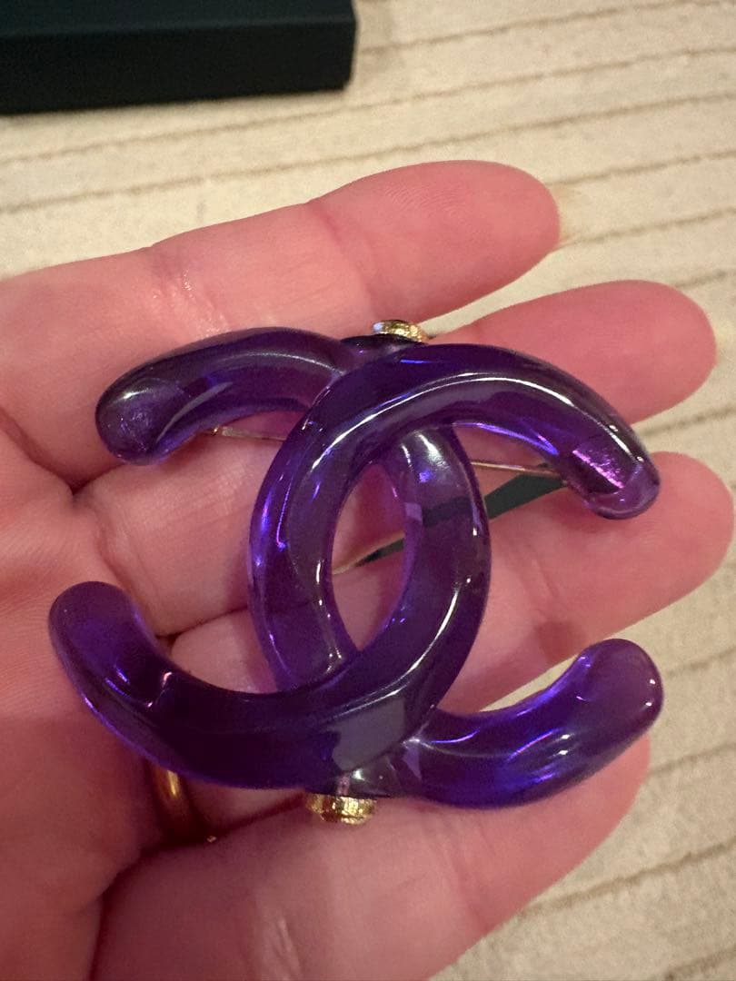 綺麗な紫 CHANELブローチ1週間限定‼️ 綺麗な紫 CHANELブローチ1週間