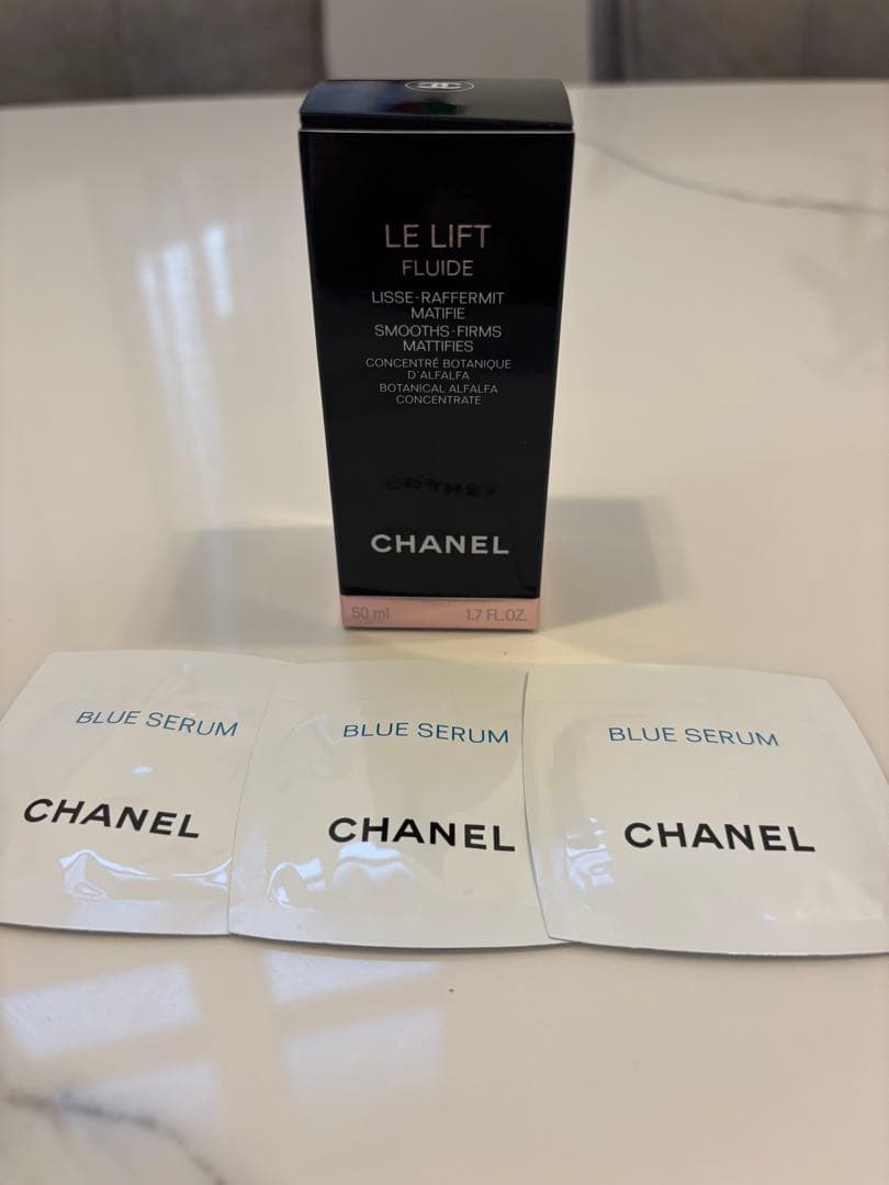 乳液・ミルク CHANEL LE LIFT FLUIDE 50ml + BLUE SERUM LE LIFT FLUIDE Smooths – Firms – Mattifies | CHANEL