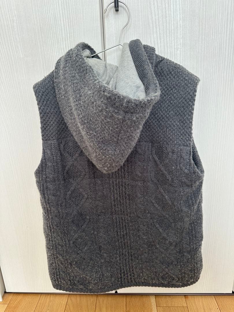 バーバリーブラックレーベル ニットベストグレー中綿入フーディー刺繍入