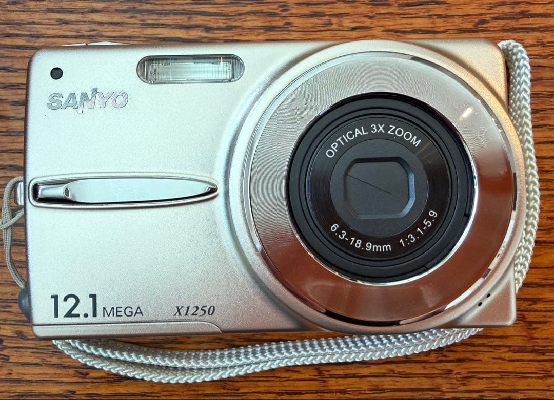 動作確認済】SANYO DSC-X1250 12メガピクセルデジタルカメラ - メルカリ