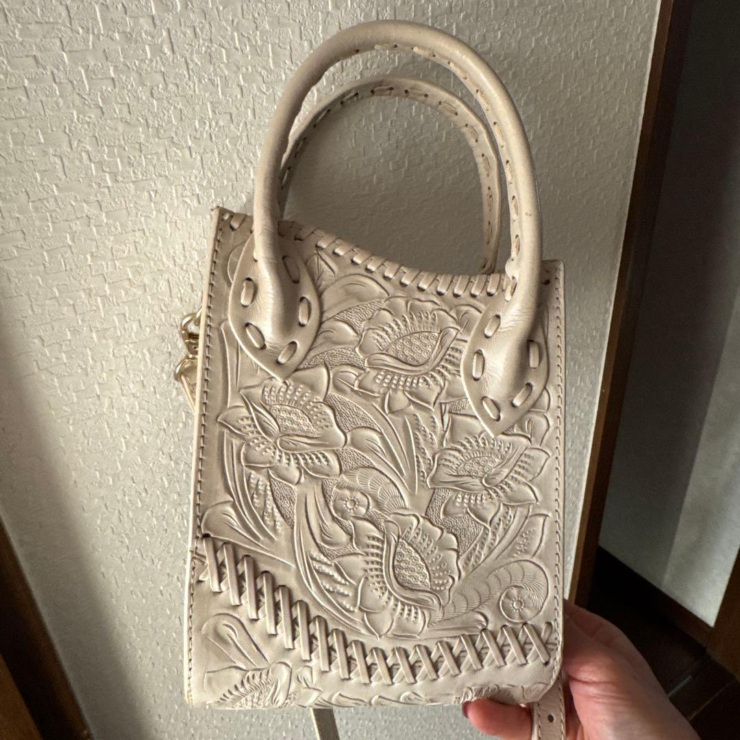 Carving Tribes エンボス花柄ショルダーバッグ - メルカリ