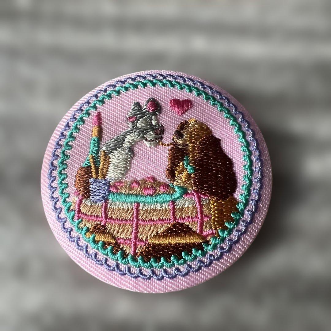 ディズニー 刺繍缶バッヂ わんわん物語 - メルカリ