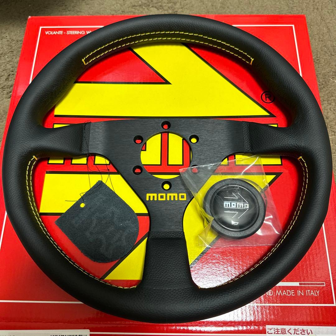 正規輸入品MOMO ヴェローチェBK/BK 320mm新品未使用 MOMO（モモ） 日本正規品 ステアリング VELOCE RACING 32φ