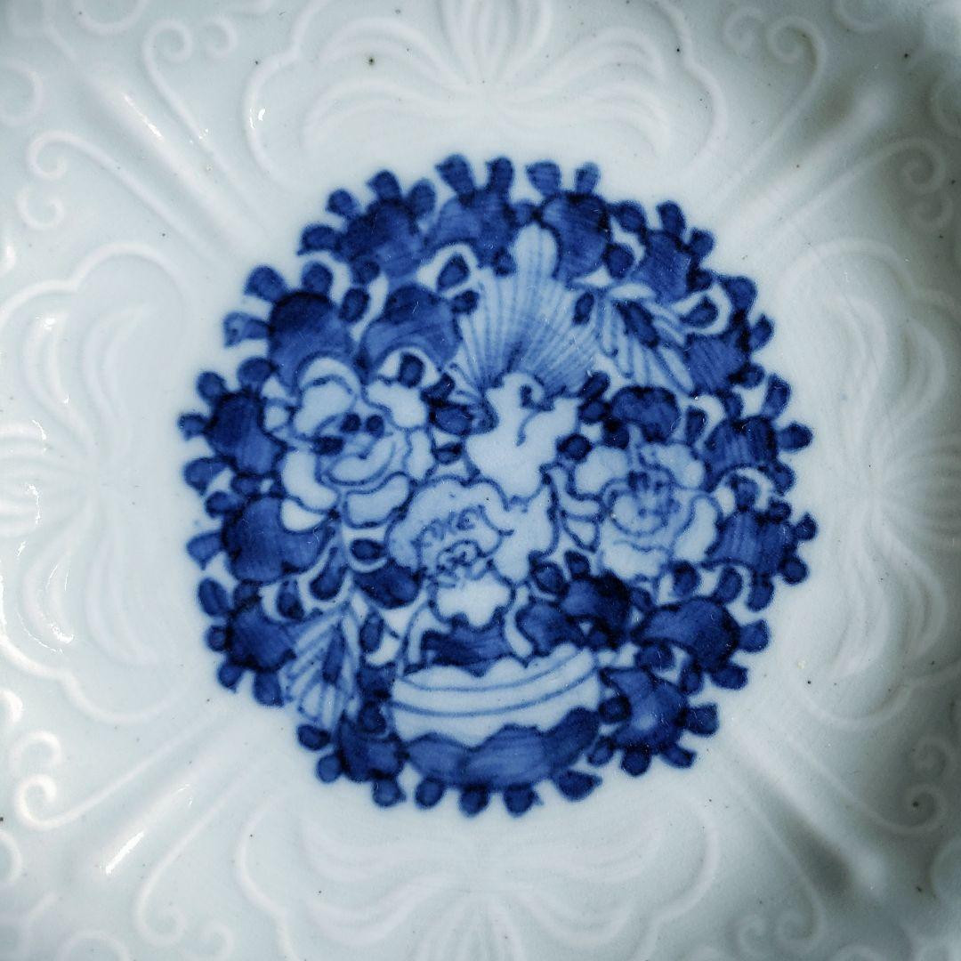 皿 白磁 古伊万里 獅子文様 染付 陽刻縁 牡丹 唐草 銘 明治 大正 イ号