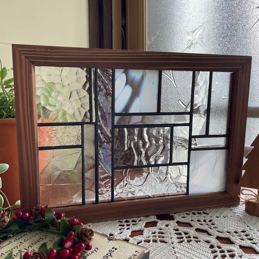 ステンドグラス　パネル　モザイクアート　雪景色 close-up-stained-glass-window-