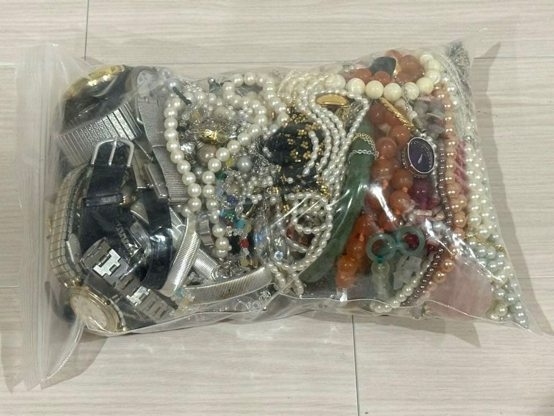 イミテーションアクセサリーまとめ売り約2.7kg イミテーションアクセサリーまとめ売り約2.7kg イミテーション