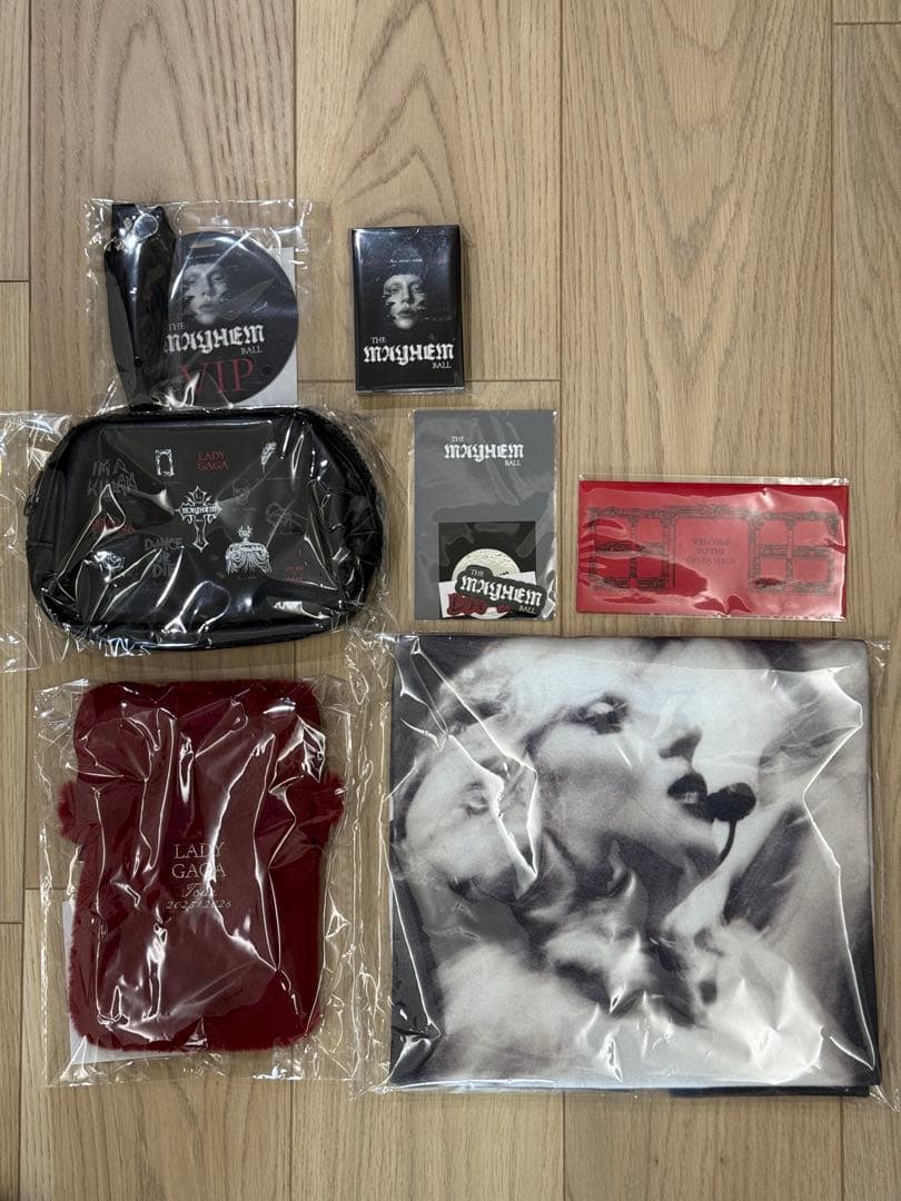 ☆LADY GAGA MAYHEM BALL VIPGOLDグッズ フルセット☆ LADY GAGA VIP GOLD グッズ フルセット ゴールド VIPグッズ