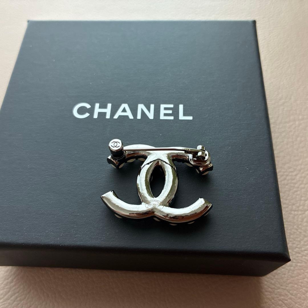 シャネル CHANEL ブローチ ココマーク シルバーxホワイト B21A