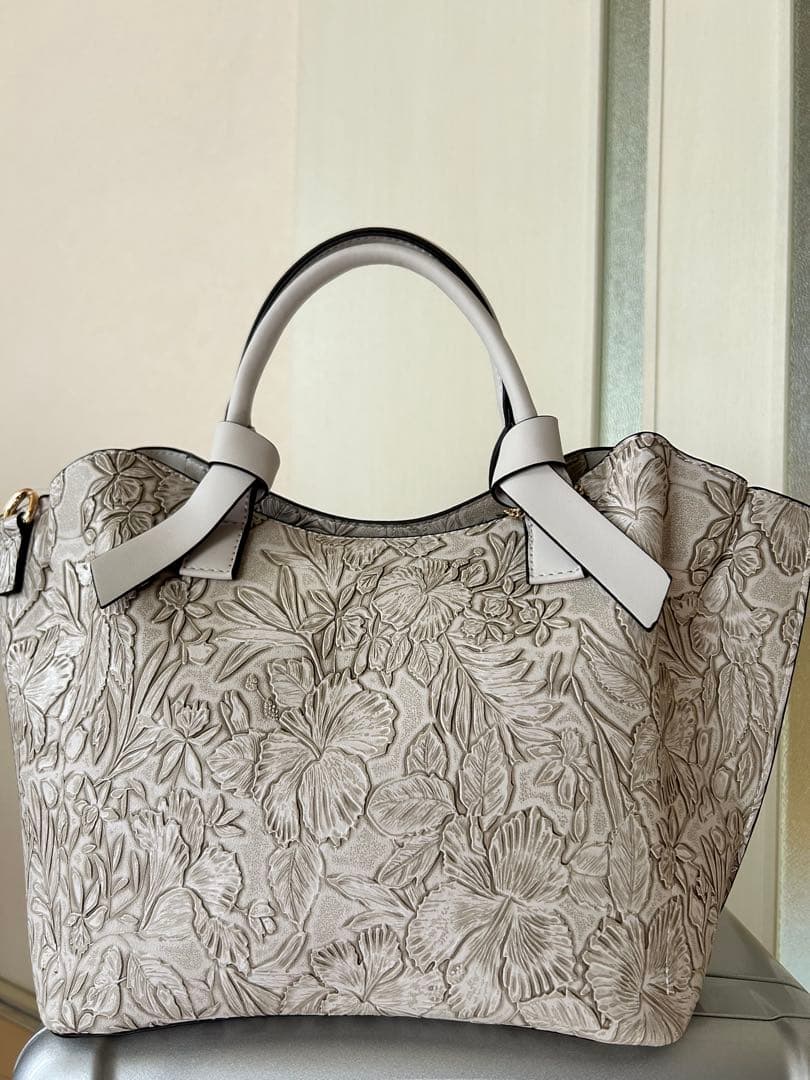 サロンドルヴァン花柄エンボス加工ハンドバッグ - メルカリ