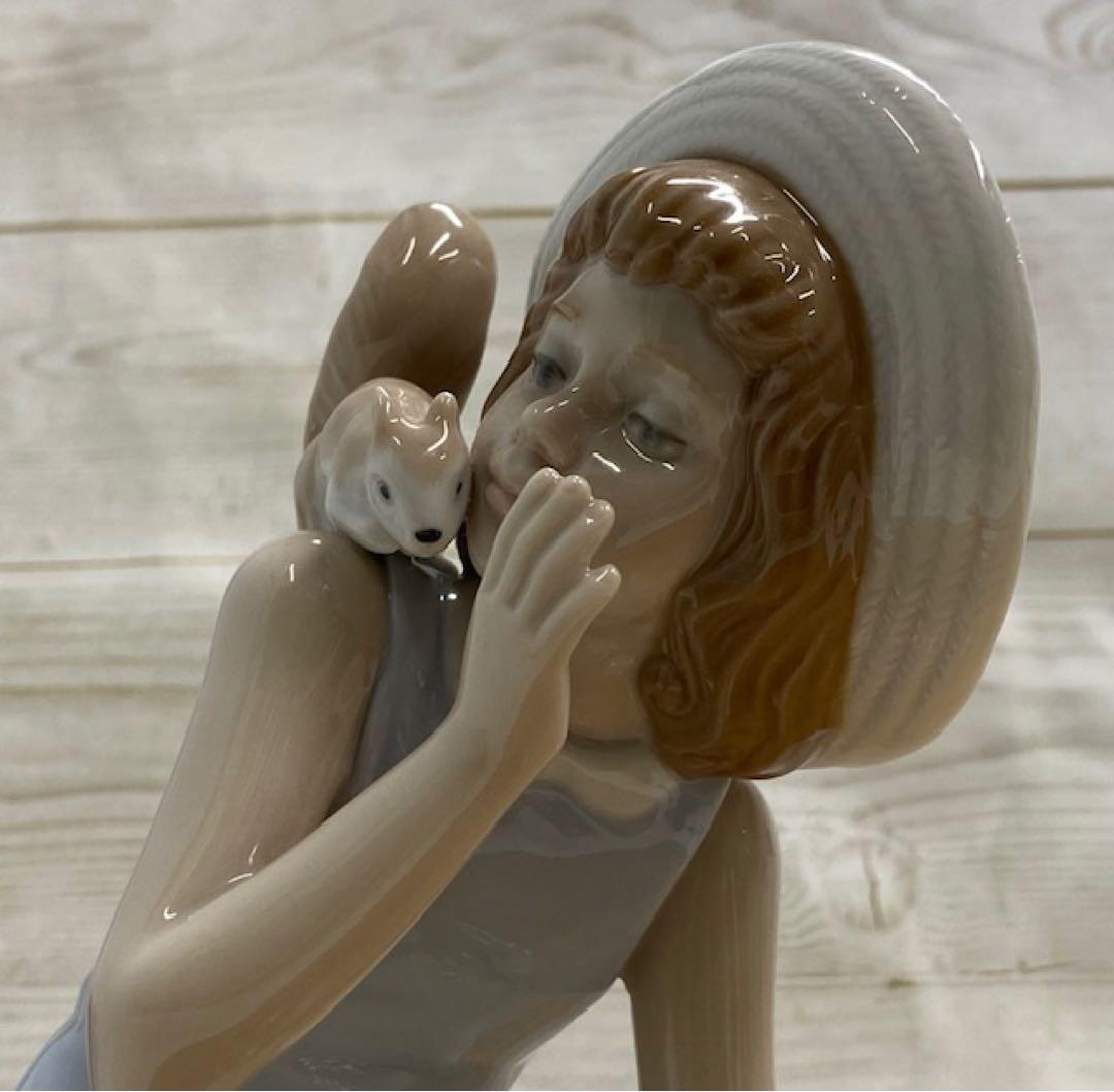 美品 NADAL スペイン ナダル 陶器人形 「リスに囁く少女」24も510