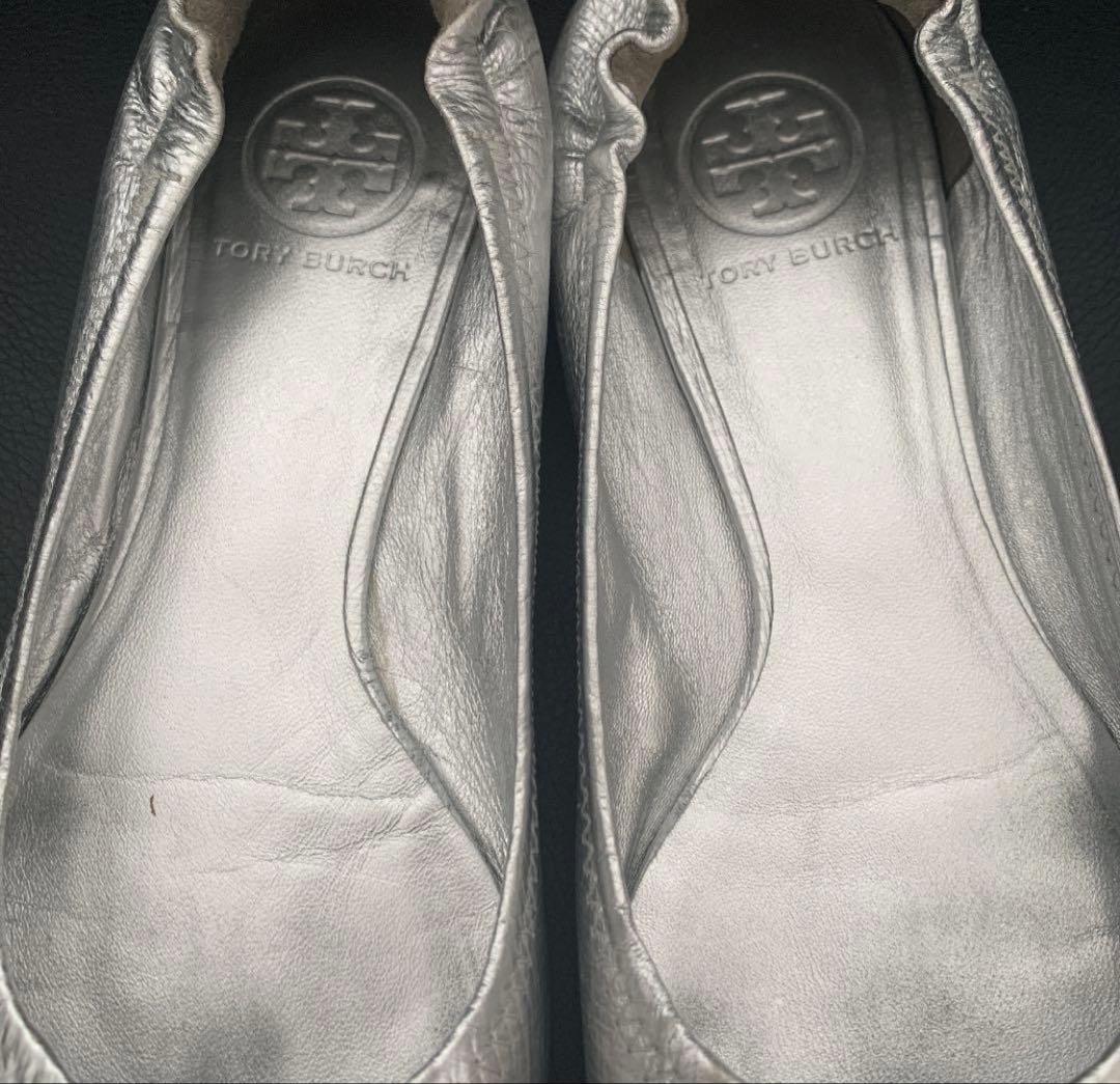 トリーバーチ フラットシューズ シルバー - メルカリ