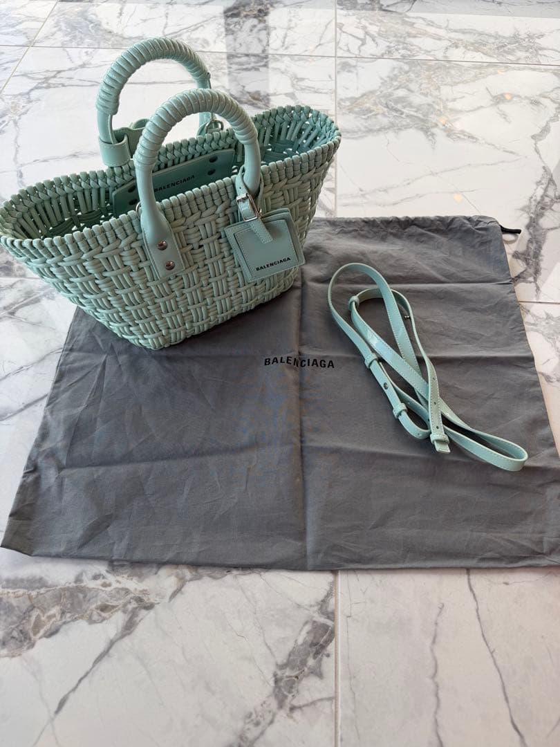 BALENCIAGA ミントグリーン かごバッグ - メルカリ