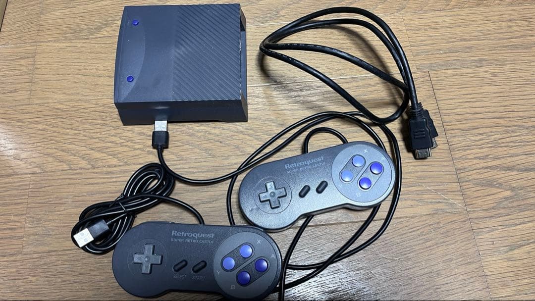 レトロクエスト　エミュレーター　電源プラグ無し　コントローラー2個セット Amazon.co.jp: レトロクエスト USBコントローラー レトロ調 【2個