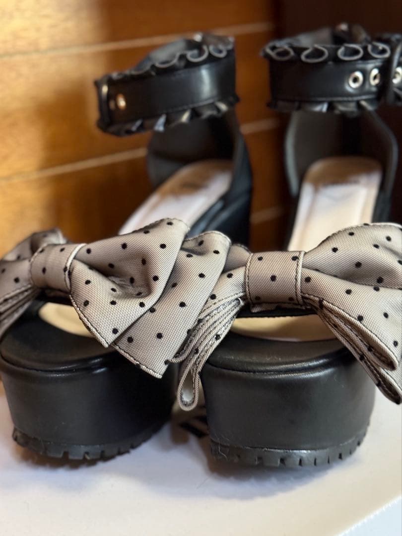 pium ボリュームリボンフリルベルトサンダル ブラック×ピンク S