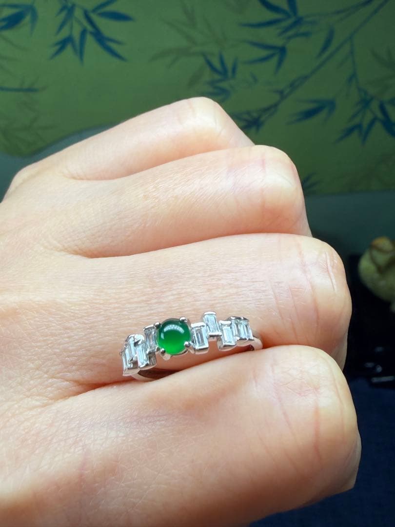 新入荷‼️天然本翡翠 上品、華美❣️ロウカン質満緑翡翠リング 鑑定書