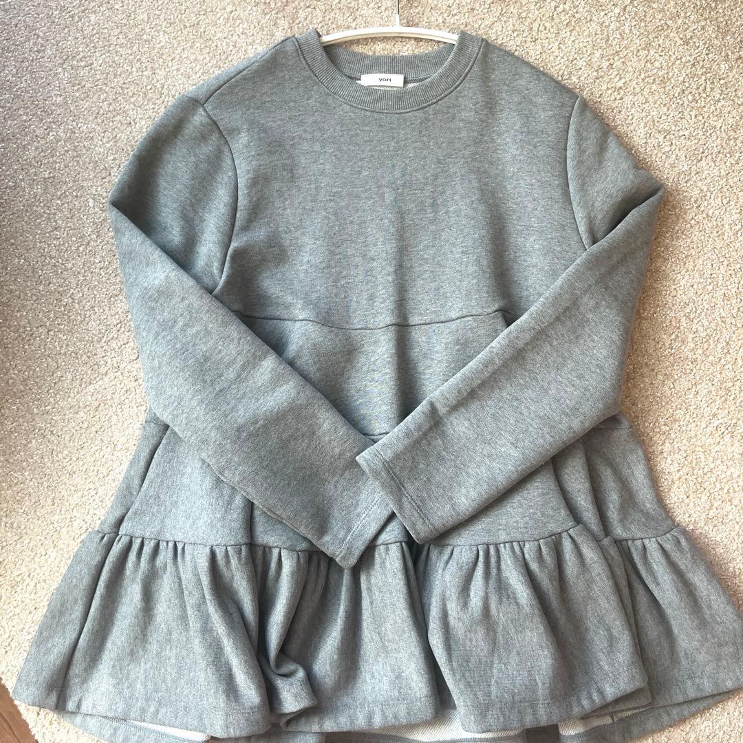 yori 速乾裏毛ティアードフリルカットソー グレー - メルカリ