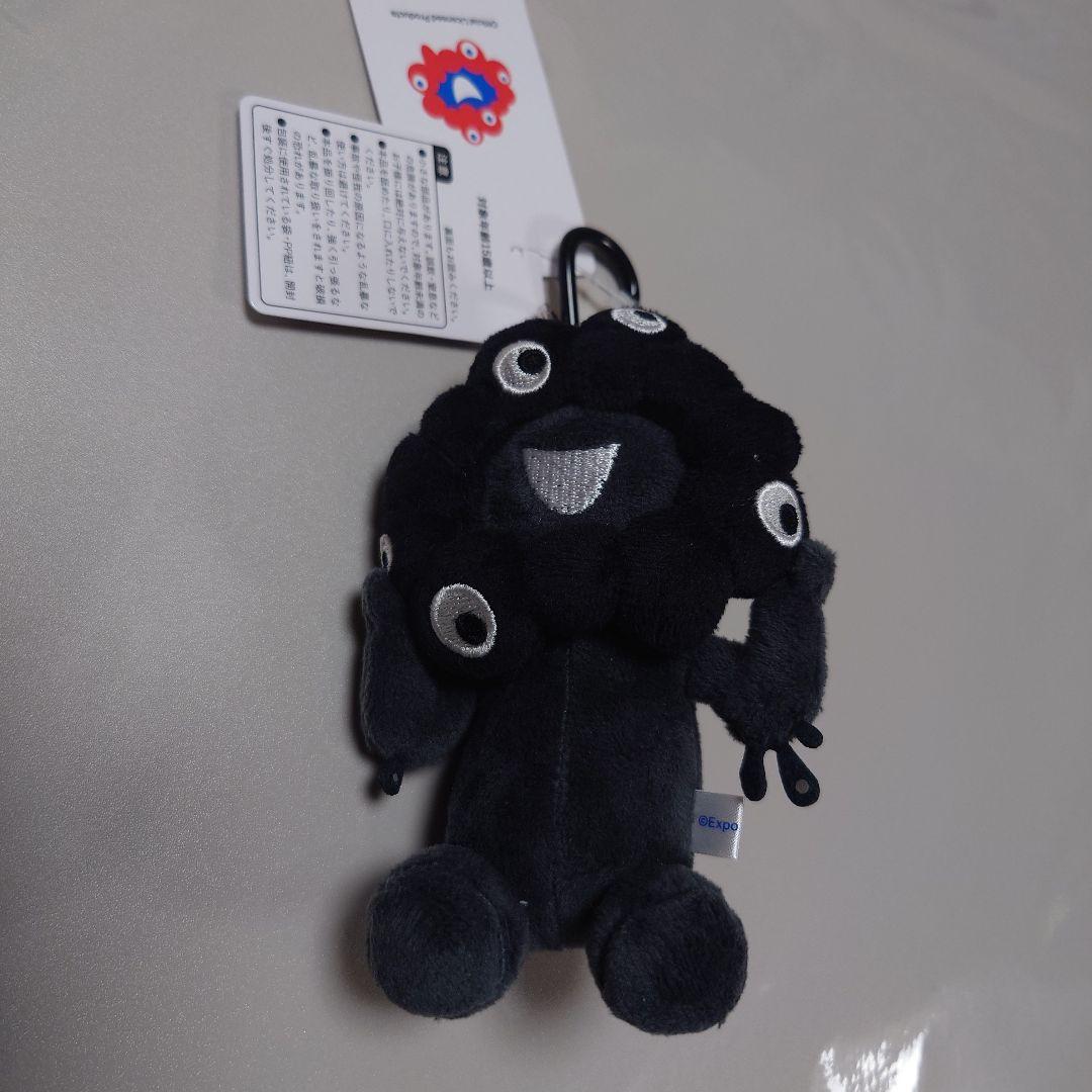 ミャクミャク 黒 座り キーホルダー カラビナ付き 万博 - メルカリ