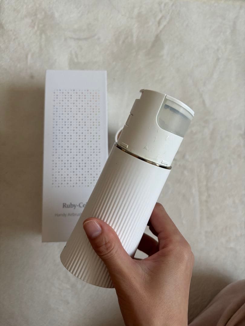 Ruby Ceelハンディブラシ ホワイト - ボディ・フェイスケアオンライン