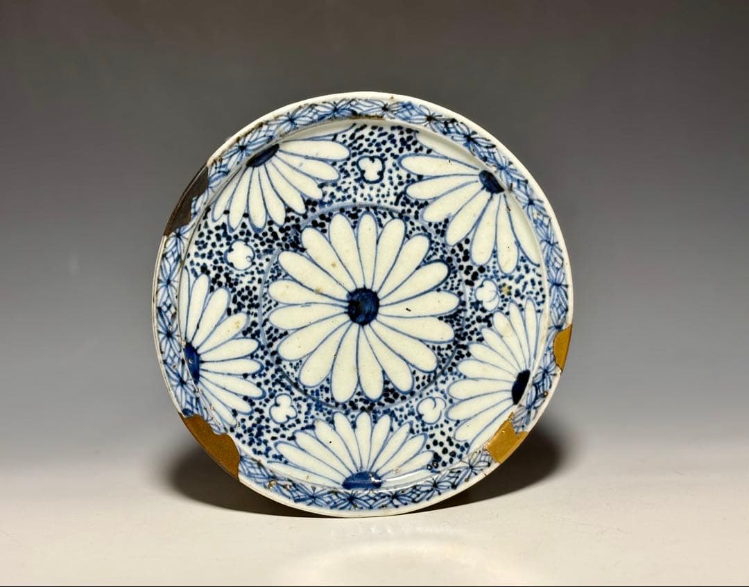 「初期伊万里」点描菊花文小皿 初期伊万里三菊文皿 | 商品詳細 東洋古陶磁の前坂晴天堂