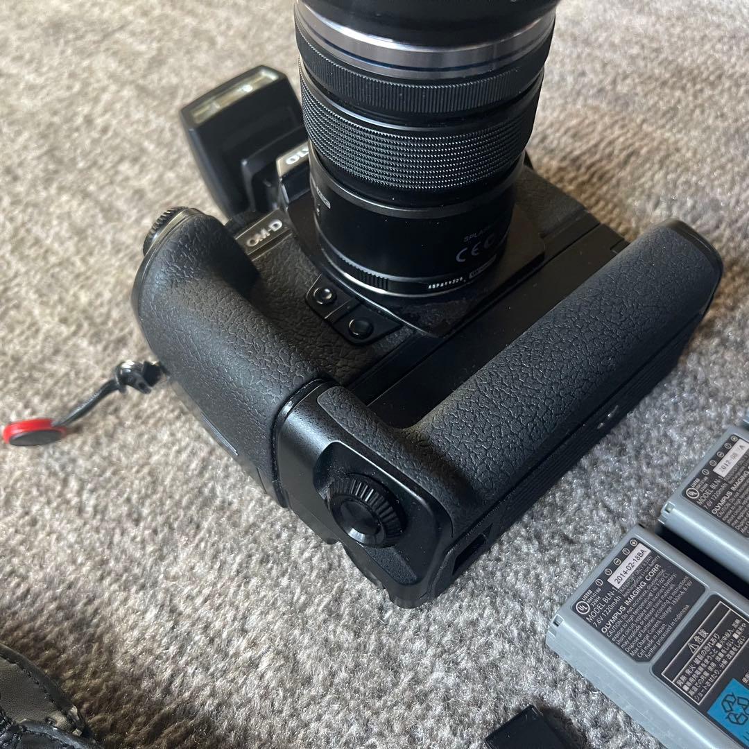 オリンパスE-M1 ミラーレス一眼 レンズセット 電池3個 バッテリーグリップ