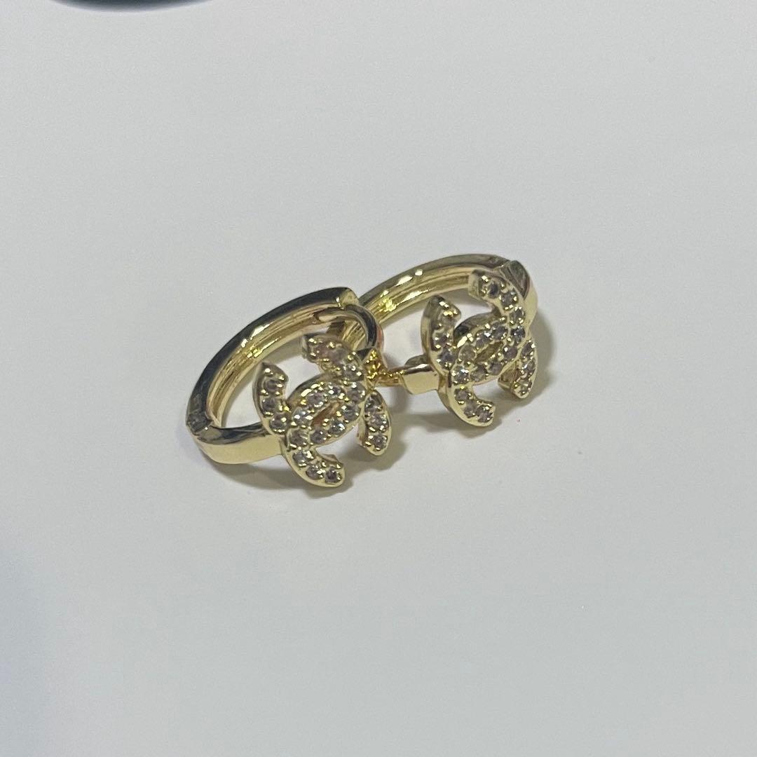 ccロゴ ゴールドピアス - メルカリ