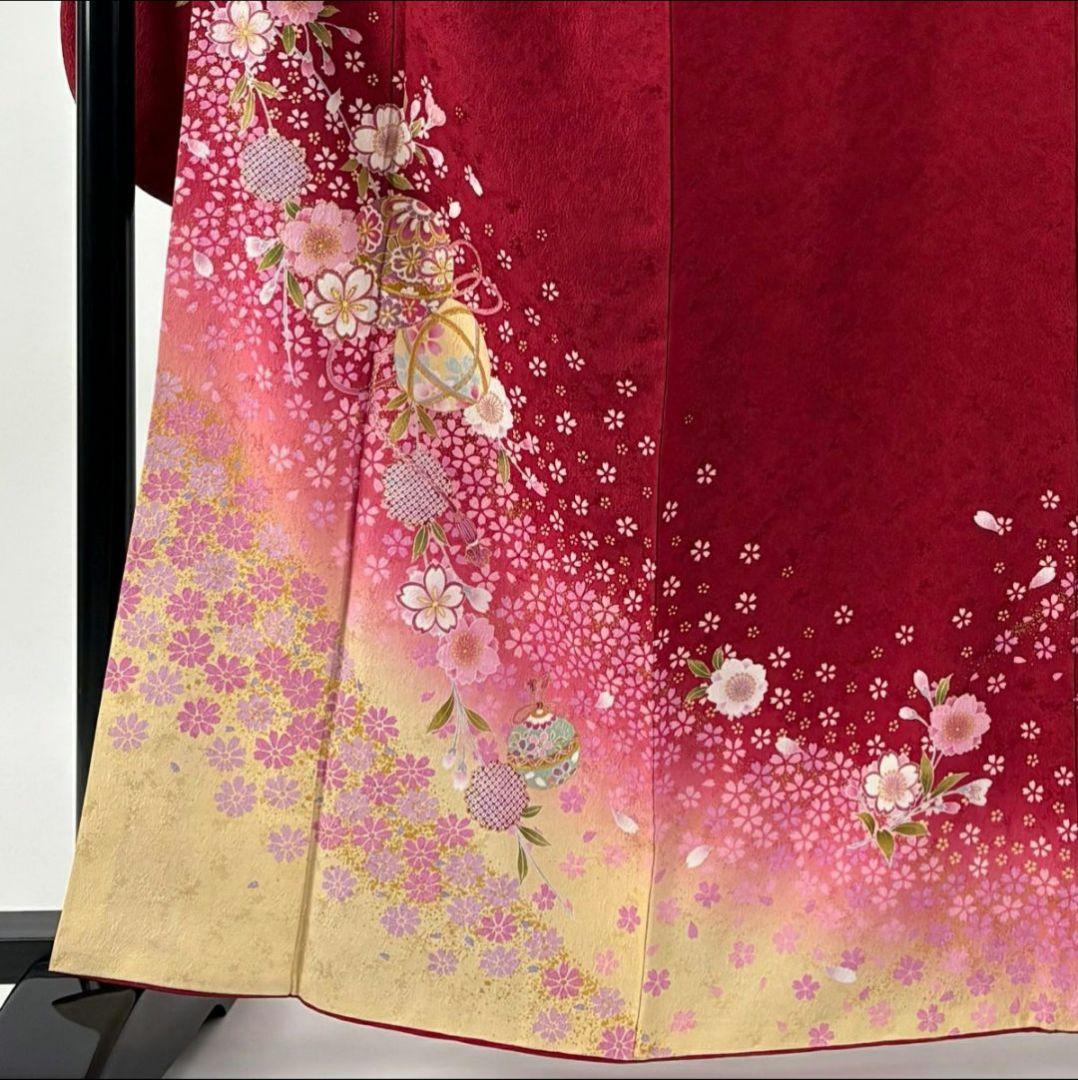 振袖フルセット】身丈163.5cm 裄丈69cm 桜 手鞠 金彩 ぼかし 赤 - メルカリ