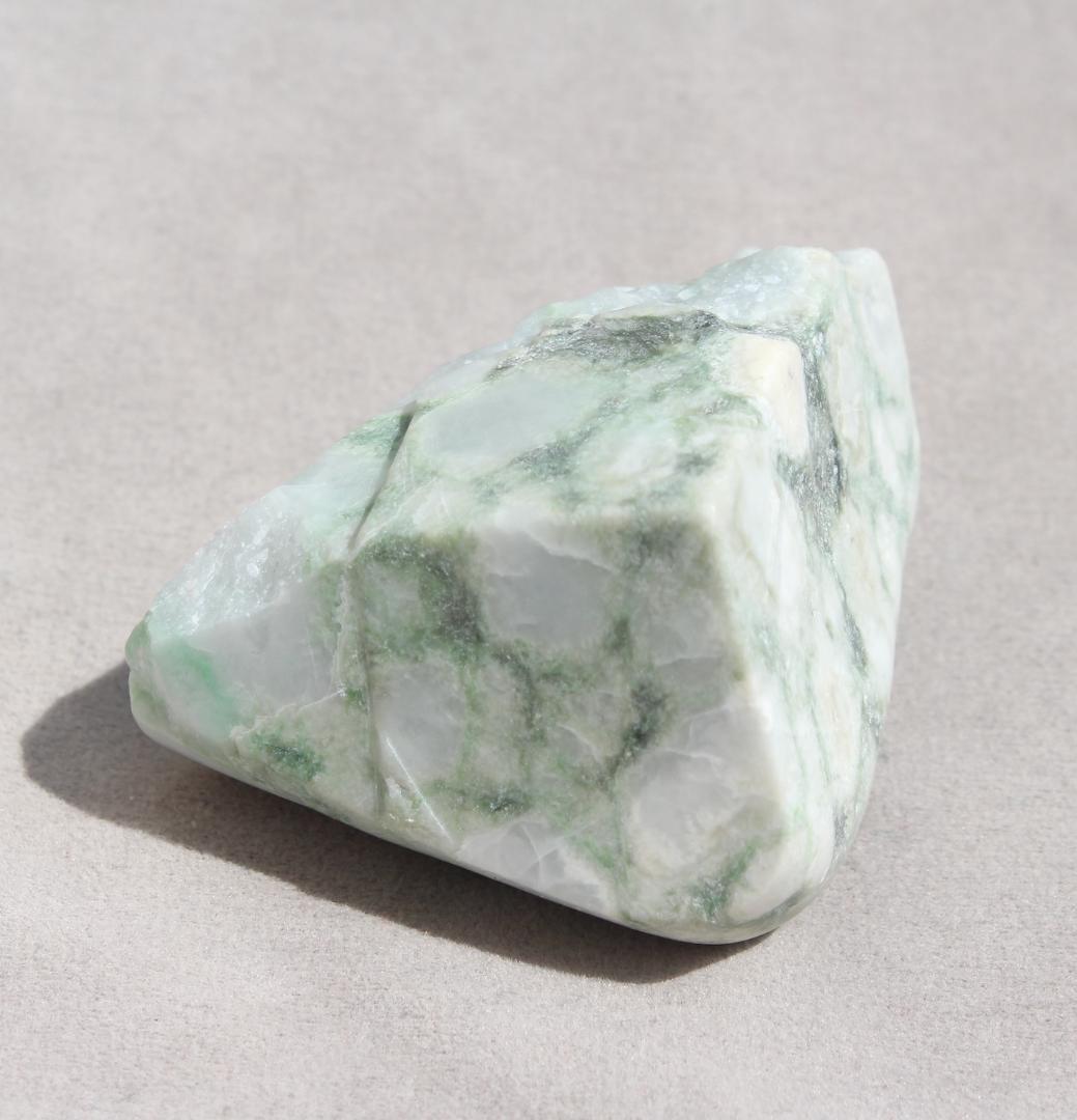 ［品のある白緑］糸魚川翡翠 圧砕系 原石 112.1g