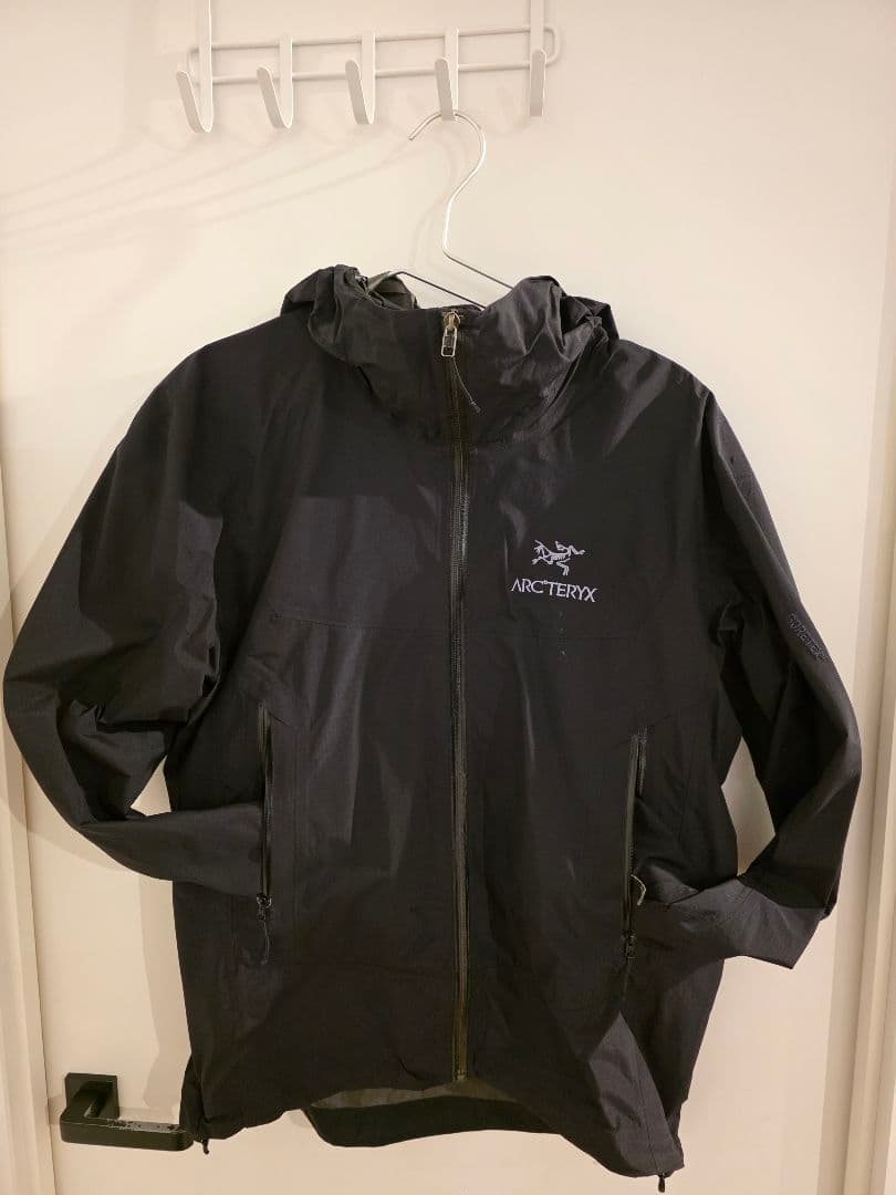 ARC'TERYX GORE-TEX フード付きジャケット ブラック ARC'TERYX (アークテリクス) GORE-TEX ワンポイント フルジップ ベータ