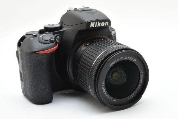 【美品】ニコン Nikon D5500 レンズキット 《ショット数4552回》