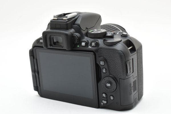 【美品】ニコン Nikon D5500 レンズキット 《ショット数4552回》