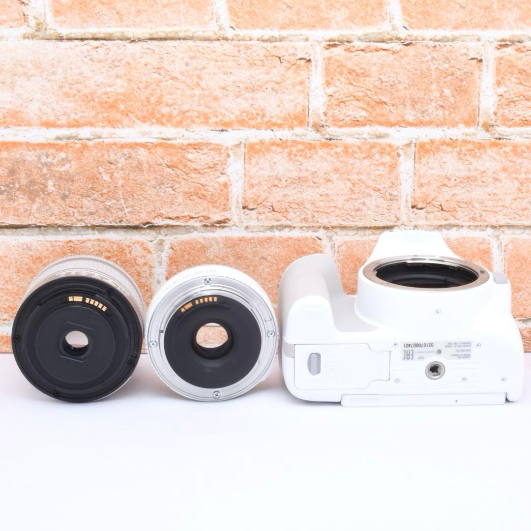 ホワイトカラー✨Canon Kiss X10✨単焦点レンズ✨Wi-Fi機能 - メルカリ