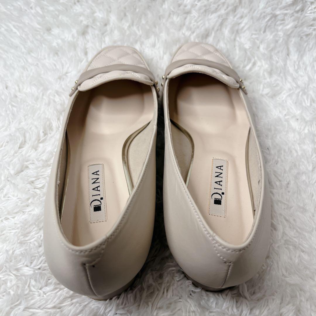 美品 ダイアナ キルティング べージュ パンプス 23 1/2 ローヒール
