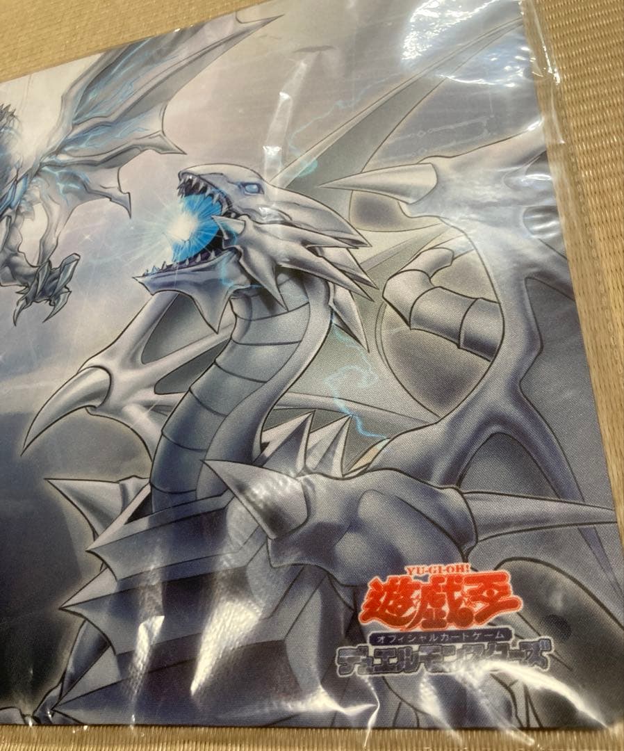 白き龍の威光 ブルーアイズ プレイマット 遊戯王の日 - メルカリ