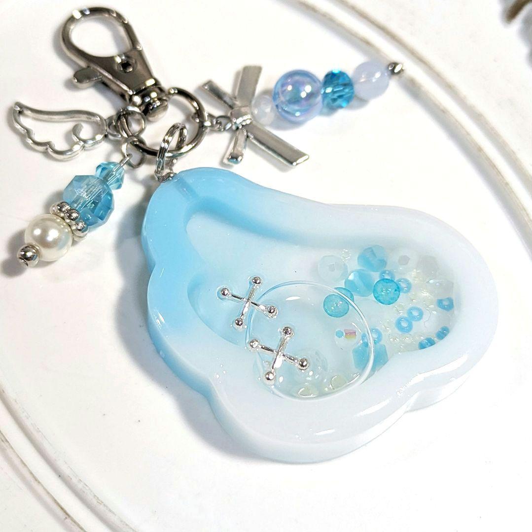 新作！ 天使の羽 レジンキーホルダー 水色×白 ハンドメイド 片翼