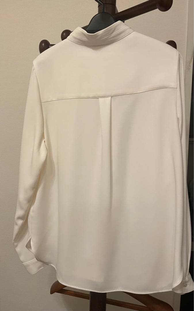 サテンスタンドタックブラウス - メルカリ