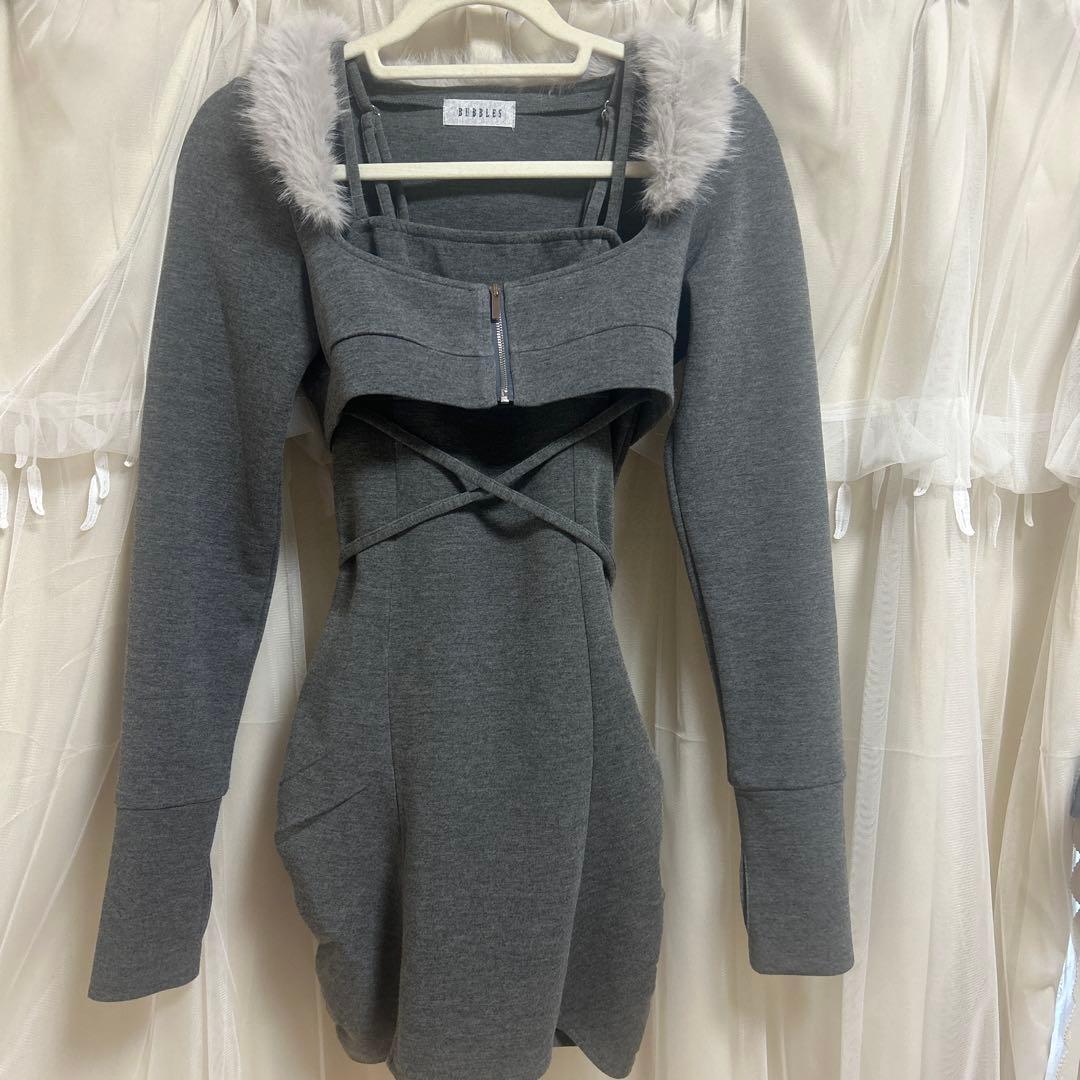 BUBBLES ファーカラークロスワンピース - メルカリ