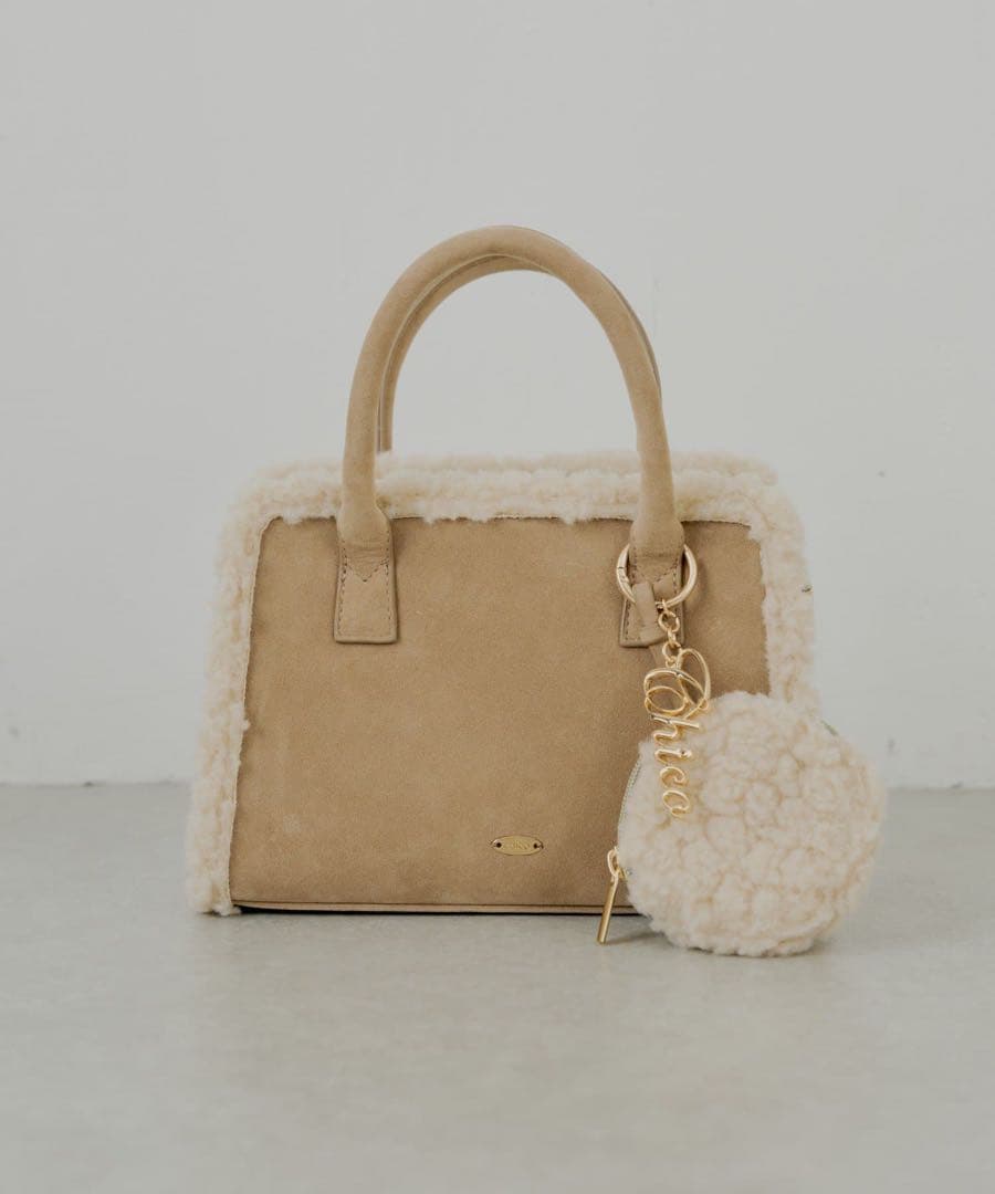 Chicoロゴチャーム付きスエードムートンバッグ - メルカリ