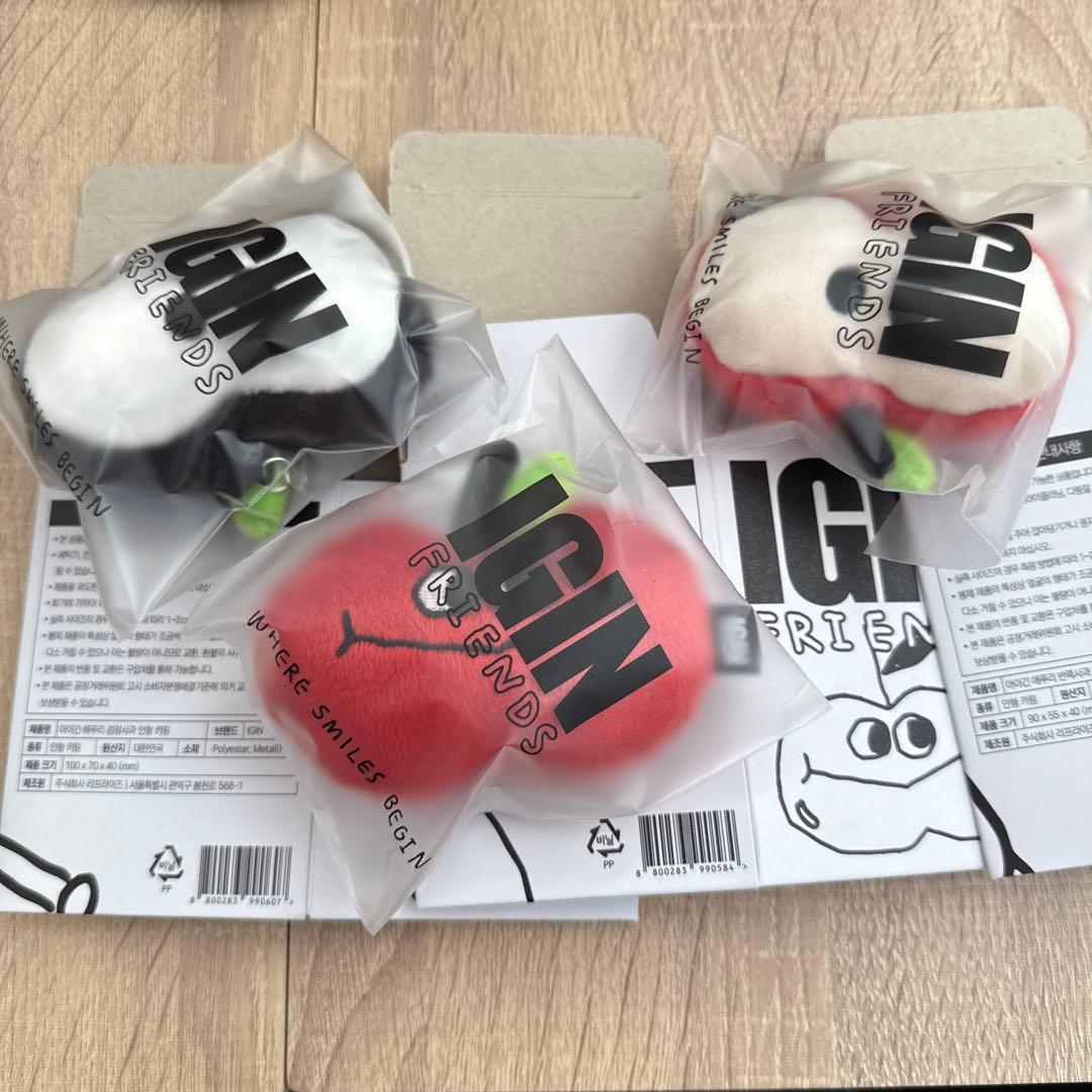 BTS JIN ジン IGIN 限定 キーリング アップルマン 新品 黒 赤 新品未開封 】 IGIN アップル ぬいぐるみ キーリング BTS ジン JIN