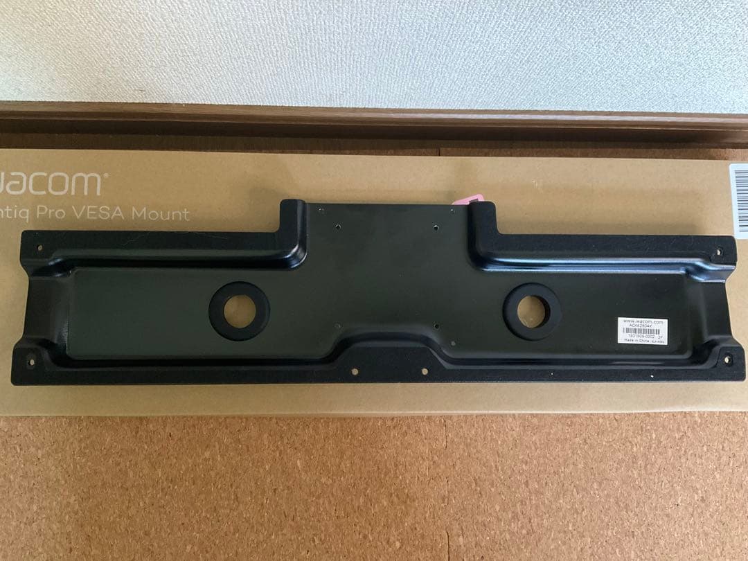 WACOM Cintiq Pro VESA mount ACK62804K - メルカリ